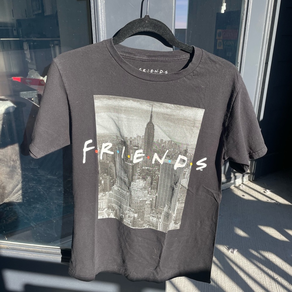 FRIENDS Tshirt size small. great condition! Black